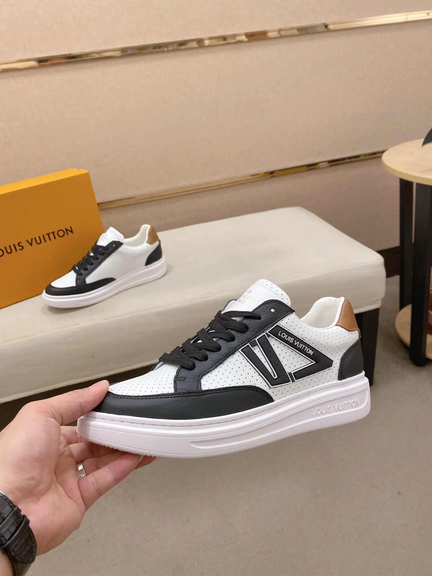 Men's shoes 💰: 420💰🎉🎉LV~Louis Vuitton trendy men's shoes New shipments Latest matching The same style as the official website Super high quality Hot sales of the season [strong] [strong] [strong] Selected first-layer cowhide, comfortable cowhide lining, original last, comfortable on the foot, wear-resistant rubber outsole Size number: 38-44.